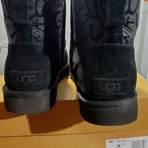 Womans 9 UGG Black Low Graffiti Boots like New